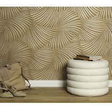 Scen med mönstrad tapet, pall, skor och väska