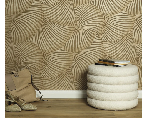 Scen med mönstrad tapet, pall, skor och väska