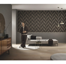 Vardagsrum i modern stil med geometrisk tapet, soffa och sidobord