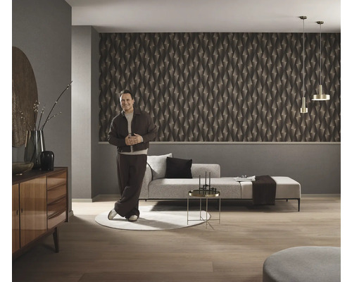 Vardagsrum i modern stil med geometrisk tapet, soffa och sidobord