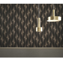 Rum med geometrisk tapet och två hänglampor