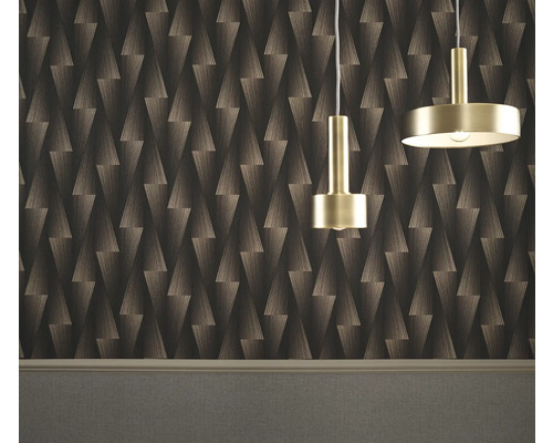 Rum med geometrisk tapet och två hänglampor