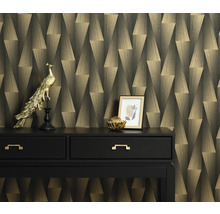 Scen med en byrå med dekorativa föremål och en mönstrad tapet