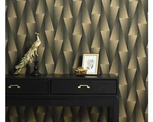 Scen med en byrå med dekorativa föremål och en mönstrad tapet