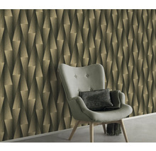 Vardagsrum med geometrisk tapet och fåtölj