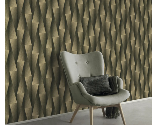 Vardagsrum med geometrisk tapet och fåtölj