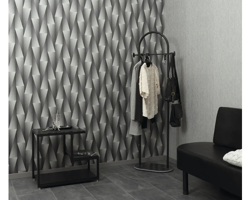 Scen med geometrisk tapet, klädhängare, bord och bänk