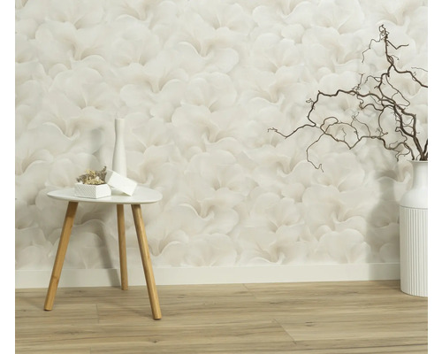 Dekorativ tapet med blomstermönster i ett ljust rum