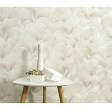 Närbild av en vägg med en blommig tapet, ett bord med dekorationer