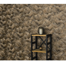 Tapet med blommönster och hylla i rummet