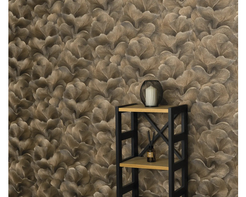 Tapet med blommönster och hylla i rummet