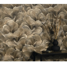 Detaljbild av en vägg med blommönstrad tapet och ett litet bord med dekoration