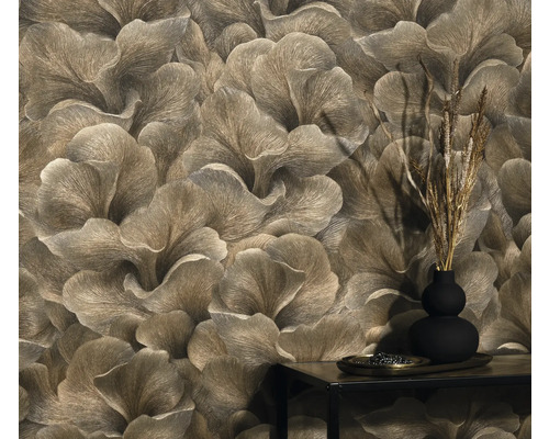 Detaljbild av en vägg med blommönstrad tapet och ett litet bord med dekoration