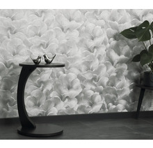 Vardagsrum med blommig tapet, sidobord och krukväxt