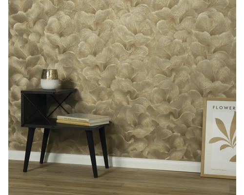 Vardagsrum med mönstrad tapet, sidobord, böcker och dekoration