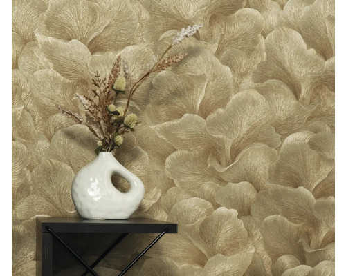 Gyllene tapet med blommönster, dekoration med vas och torkade blommor på en hylla