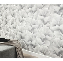 Tapet med blommönster på en vägg