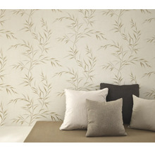 Tapet med växtmönster och kuddar på en bänk