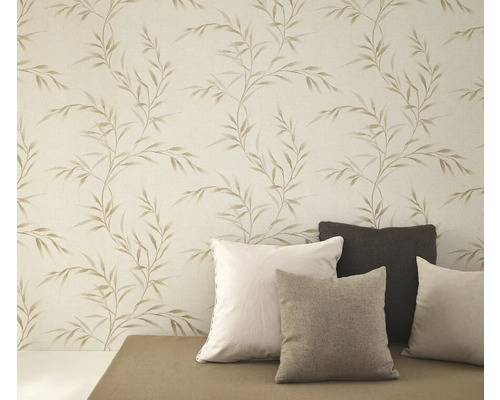 Tapet med växtmönster och kuddar på en bänk