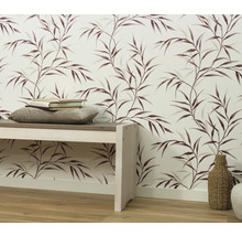 Dekorativ interiör med tapet, bänk och tillbehör för ett mysigt hem.