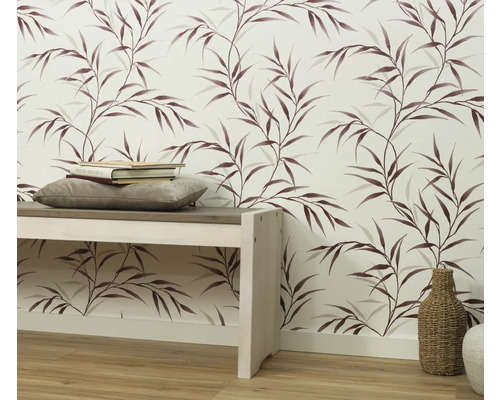 Dekorativ interiör med tapet, bänk och tillbehör för ett mysigt hem.