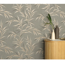 Tapet med bambubladmönster på väggen