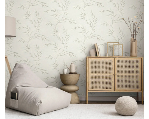 Ljust vardagsrum med blad-tapet, sittsäck, byrå och sidobord