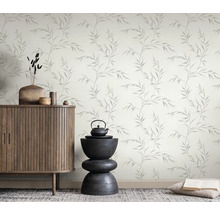 Rumsöversikt med ett skåp, dekoration och tapeter med bladmönster