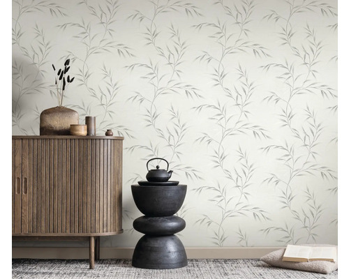 Rumsöversikt med ett skåp, dekoration och tapeter med bladmönster