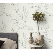 Dekorativt rum med mönstrad tapet och sidobord