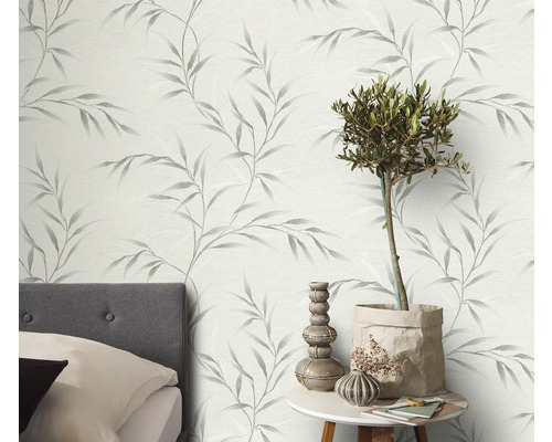 Dekorativt rum med mönstrad tapet och sidobord