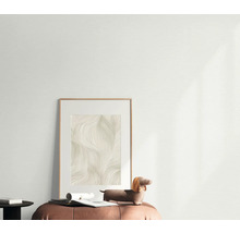 Dekorativ bild med ram, placerad på en pall med tillbehör