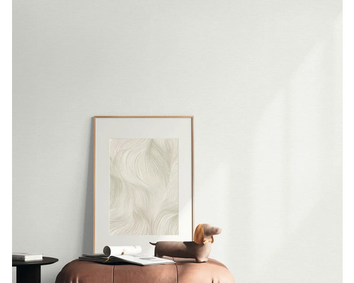 Dekorativ bild med ram, placerad på en pall med tillbehör