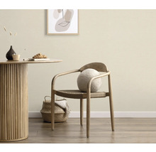 Ljust rum med träbord, stol, kudde och dekoration