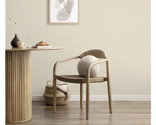 Ljust rum med träbord, stol, kudde och dekoration