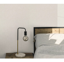 Sovrum med sängbordslampa med exponerad glödlampa