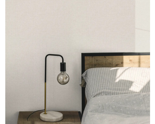 Sovrum med sängbordslampa med exponerad glödlampa