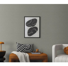 Vardagsrum med abstrakt bild, kudde och bänk