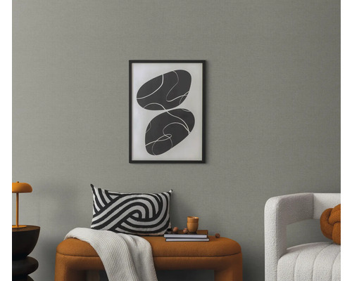 Vardagsrum med abstrakt bild, kudde och bänk