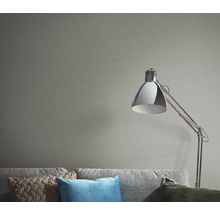 Vardagsrum med grå tapet, soffa och golvlampa