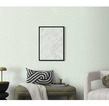 Vardagsrumsdekoration med inramad bild med bladmönster