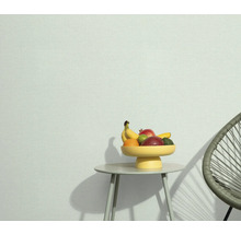 Ljust rum med bord, fruktskål och stol