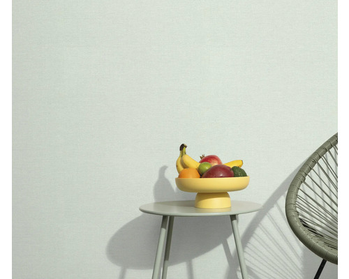 Ljust rum med bord, fruktskål och stol