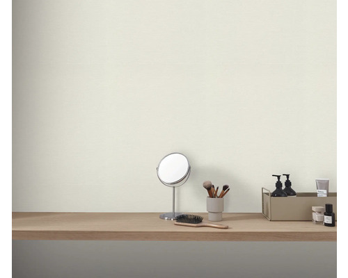 Dekorativa kosmetiska artiklar på ett sminkbord framför en vägg