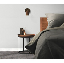 Sovrum med säng, sängbord, lampa och doftspridare