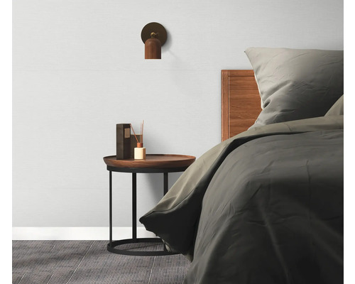 Sovrum med säng, sängbord, lampa och doftspridare