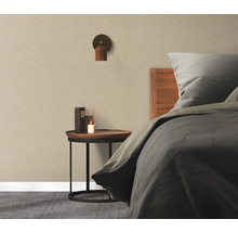 Sovrum med säng, sängbord, vägglampa och textiltapet