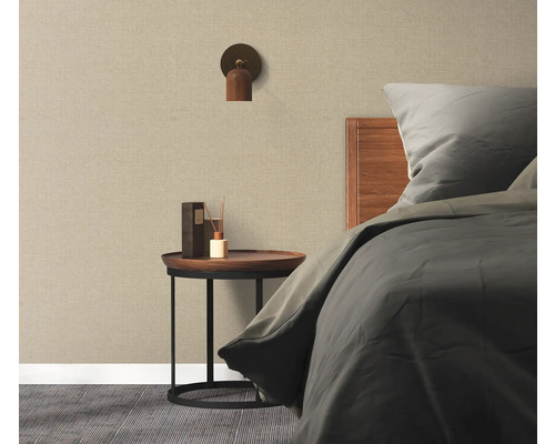 Sovrum med säng, sängbord, vägglampa och textiltapet