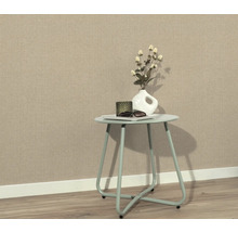 Scen med bord, dekoration och beige non-woven tapet i bakgrunden.