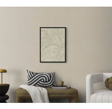 Vardagsrum med en inramad bild av ett bladmönster